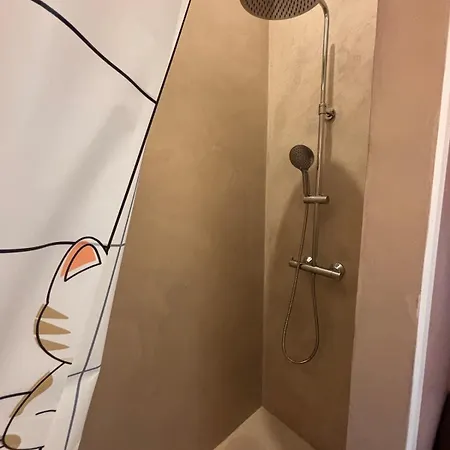 - Ici La Vie Est Belle *